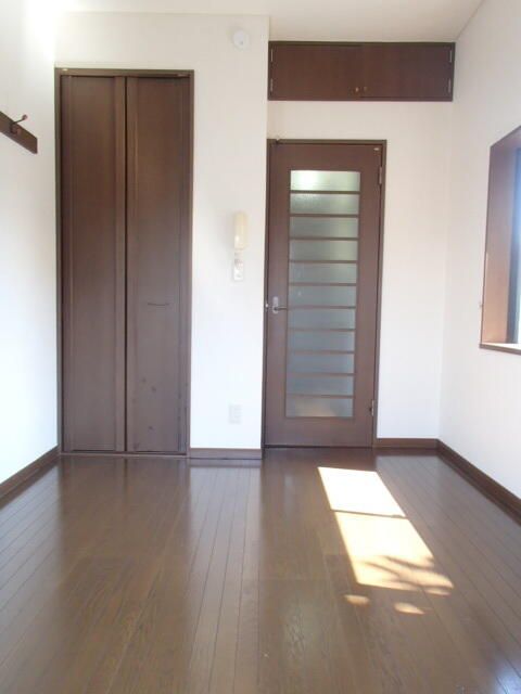 House Van Belle 1K Apartment for Rent in Mitaka, Tokyo - Thumbnail 4
