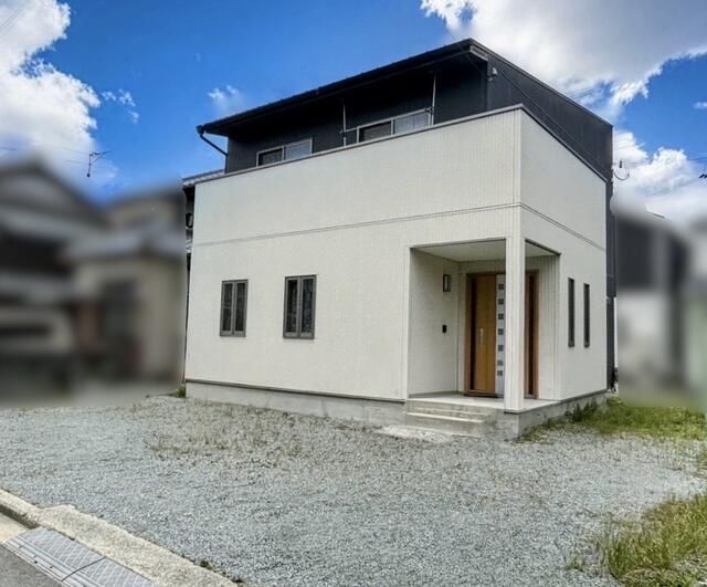 Modern 4LDK House in Himeji with Rare Two-Sided Balcony - Thumbnail 2