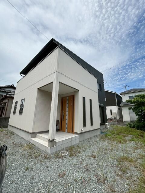 Modern 4LDK House in Himeji with Rare Two-Sided Balcony - Thumbnail 3