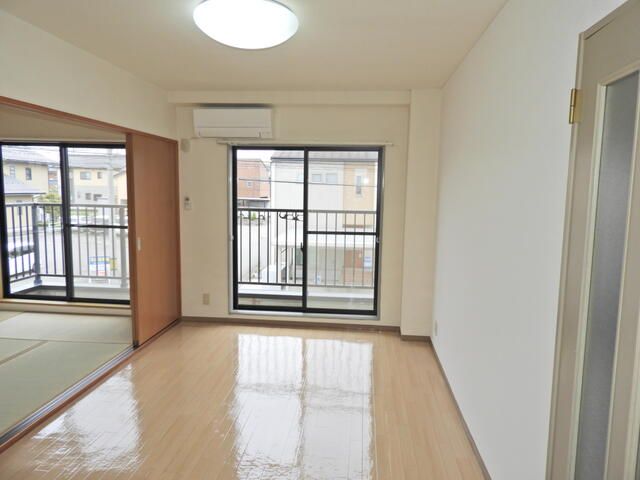 2LDK Apartment for Rent in Toyama City, Toyama Prefecture - Thumbnail 3