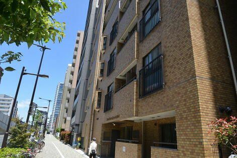 2DK Condominium for Sale in Nishi-Shinjuku, Tokyo - Thumbnail 2