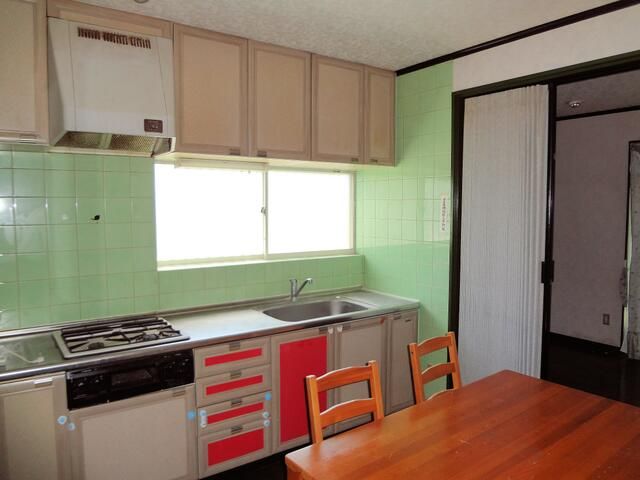 4LDK House for Sale in Quiet Tateyama, Chiba with Free Parking - Thumbnail 3