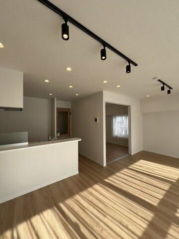 2LDK Apartment for Sale in Nishi-Koyama, Shinagawa, Tokyo - Thumbnail 2