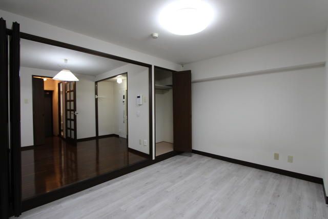 South-Facing 1DK Apartment for Rent in Toyama City Center - Thumbnail 3
