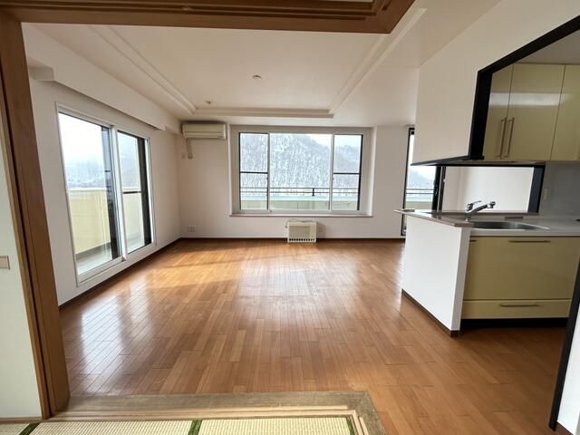 Spacious 3LDK Apartment for Rent in Central Sapporo, Hokkaido - Thumbnail 3