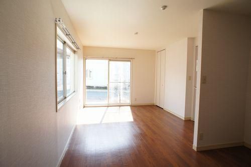 Terrace House for Rent in Chigasaki, Kanagawa - 2LDK, Near Station - Thumbnail 3