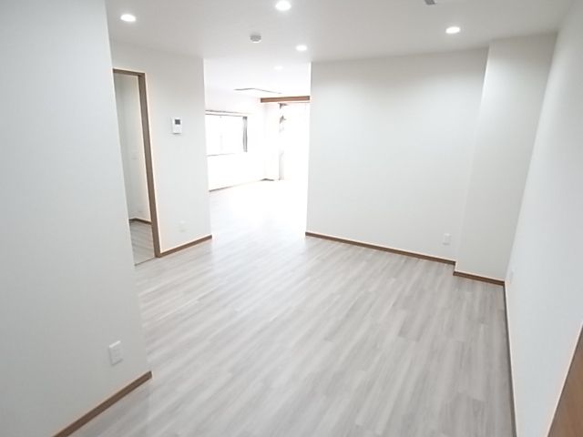 1LDK Apartment for Rent in Chiba City, Chiba - Thumbnail 2
