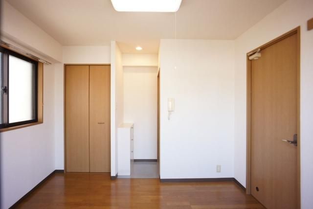 Riverside Residence 1K Apartment for Rent in Shinjuku, Tokyo - Thumbnail 2