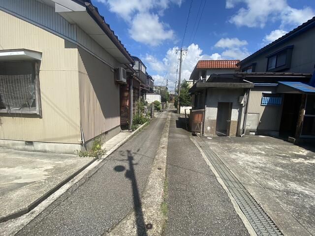 8DK House for Sale on Corner Lot in Uozu, Toyama - Thumbnail 2