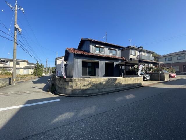 3LDK Detached House for Sale in Kaga, Ishikawa | Corner Lot - Thumbnail 2