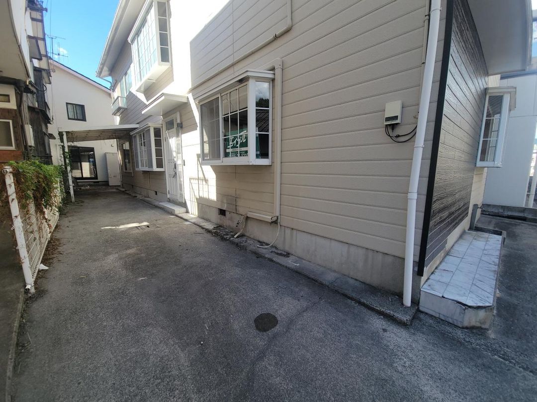 5SLDK House for Sale in Uwajima, Ehime with Garden & 2 Parking - Thumbnail 2