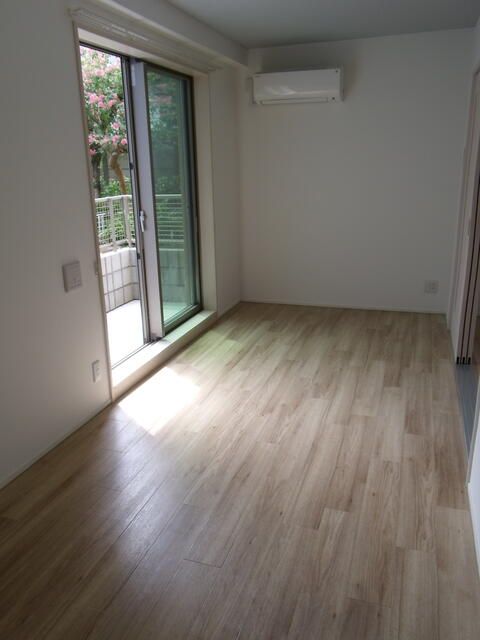 Modern 1LDK Apartment for Rent in Shinjuku, Tokyo - Thumbnail 2