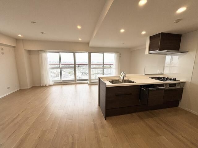 3LDK+DEN Renovated Apartment in Misato, Saitama - 95.64m² - Thumbnail 3