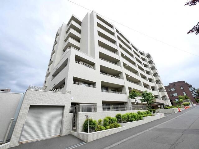3LDK Apartment for Sale in Sapporo's Miyanomori, Hokkaido - Thumbnail 2