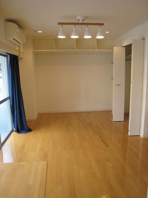1R Apartment for Rent in Shinagawa, Tokyo - 29.9㎡ - Thumbnail 2