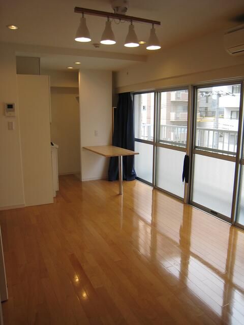 1R Apartment for Rent in Shinagawa, Tokyo - 29.9㎡ - Thumbnail 3