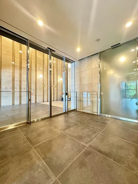 Modern 3LDK Apartment in Nishi-Ikebukuro, Toshima-ku, Tokyo - Thumbnail 2