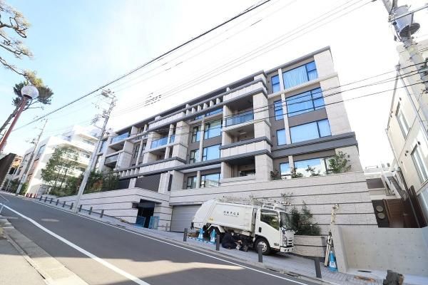 2LDK Apartment for Sale in Meguro, Tokyo (80.39 sqm) - Thumbnail 2