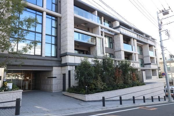2LDK Apartment for Sale in Meguro, Tokyo (80.39 sqm) - Thumbnail 3