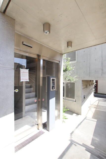 Modern RC 1R Apartment in Shimo-Ochiai, Shinjuku - Thumbnail 4