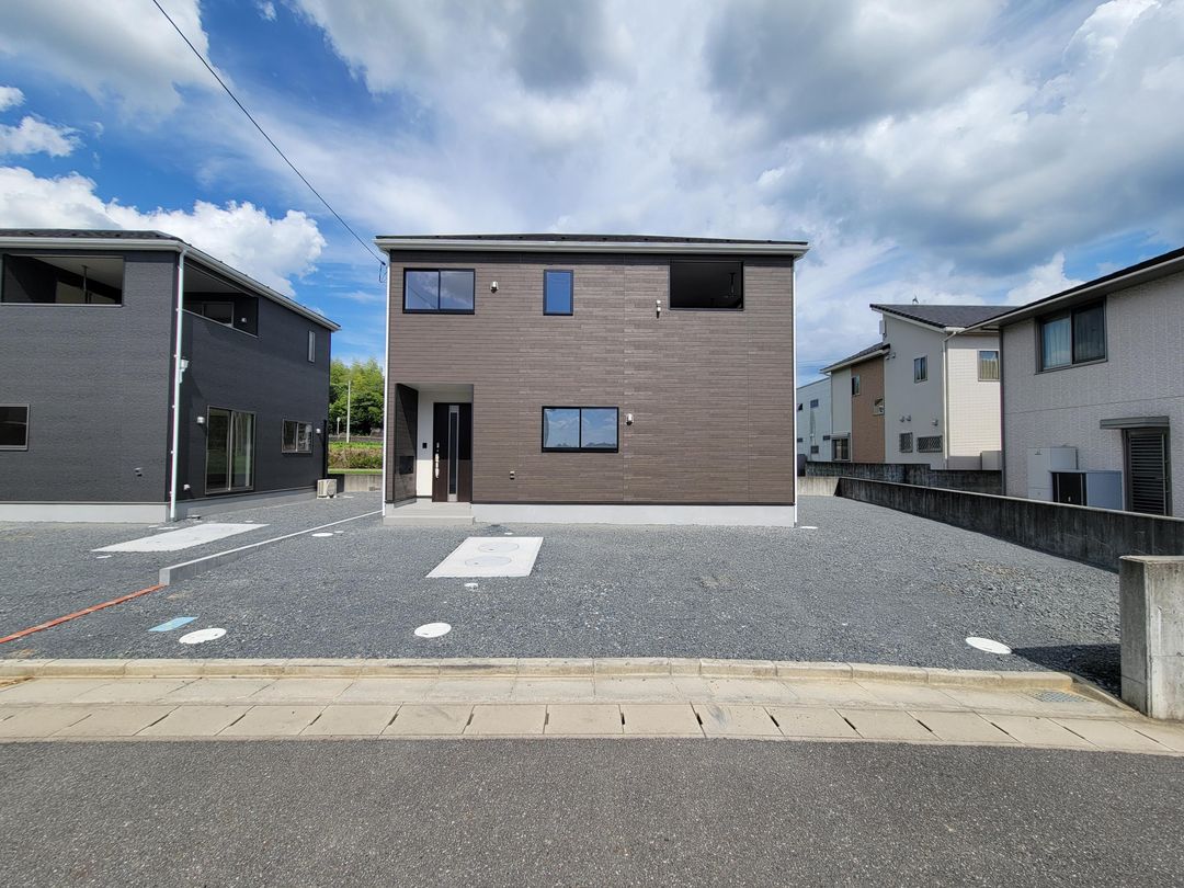 New 4LDK House in Tsuyama, Okayama with ZEH Standards - Thumbnail 2