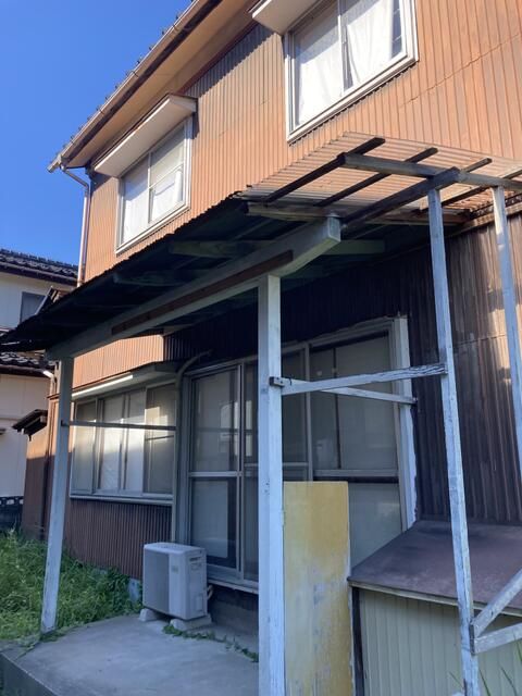 6DK House for Sale in Toyama City with Large Garden and Parking - Thumbnail 2