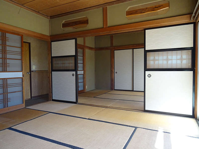 A Japanese house with a Japanese-style garden, built in a residential area with good living convenience - Thumbnail 4