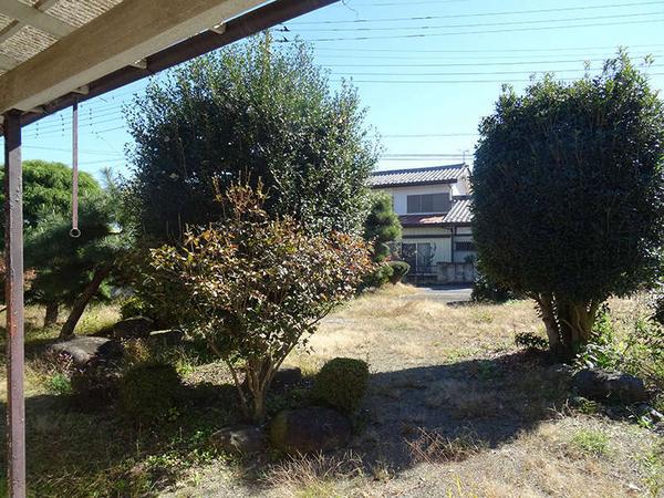 A Japanese house with a Japanese-style garden, built in a residential area with good living convenience - Thumbnail 2