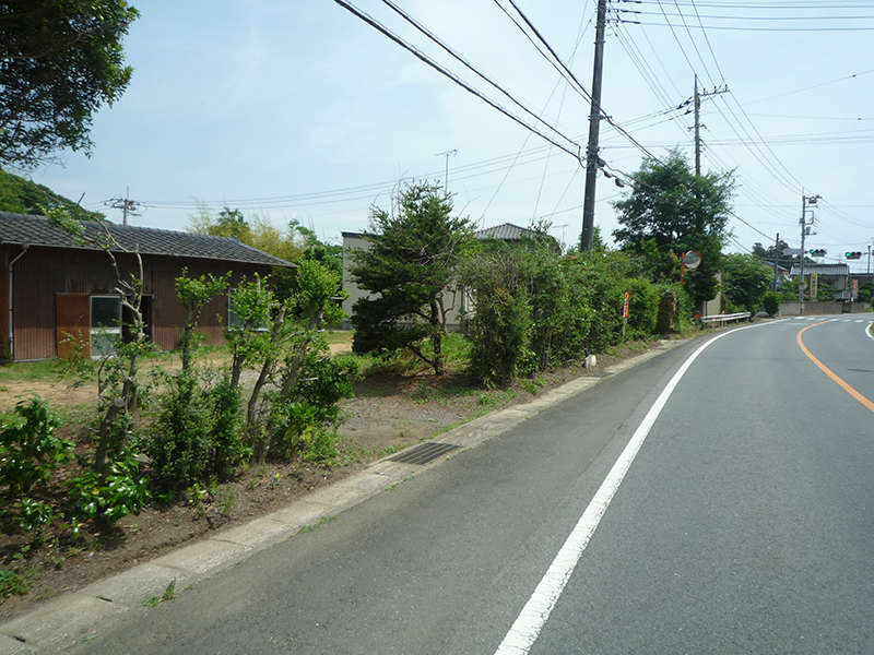 A small beauty house in front of the bus stop - Thumbnail 4