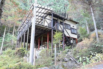 A mountain lodge built on a hill behind the land for sale — Image 2, Minano, Saitama