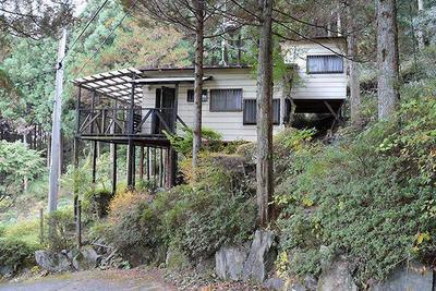 A mountain lodge built on a hill behind the land for sale — Image 1, Minano, Saitama