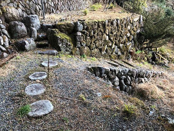 Modern gassho-zukuri on the southern slope where the water of the mountain flows - Thumbnail 3