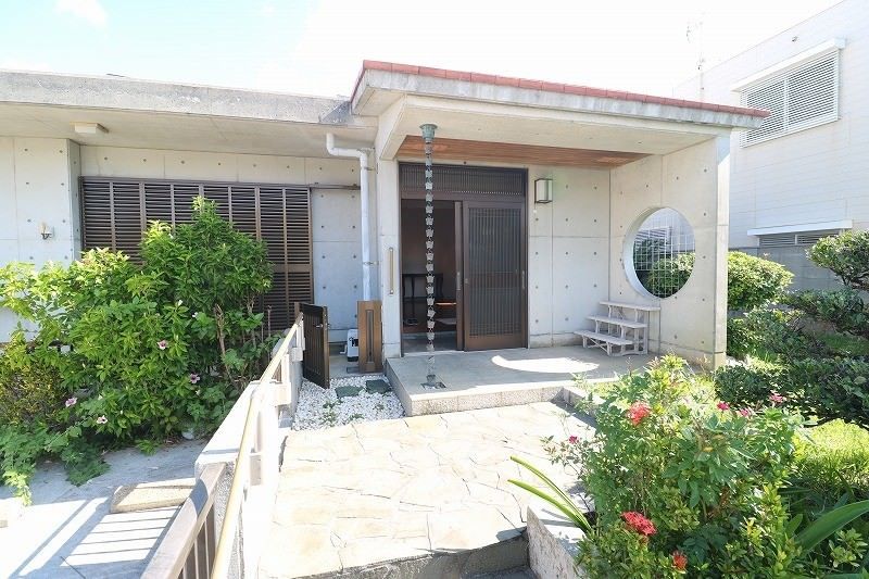 Spacious 2LDK House with Garden for Sale in Ginowan, Okinawa - Thumbnail 3