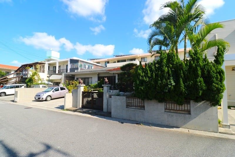 Spacious 2LDK House with Garden for Sale in Ginowan, Okinawa - Thumbnail 2