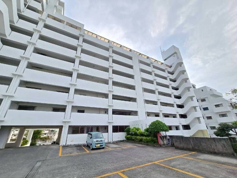 Renovated 3LDK Apartment with Walk-in Closet in Naha, Okinawa - Thumbnail 3