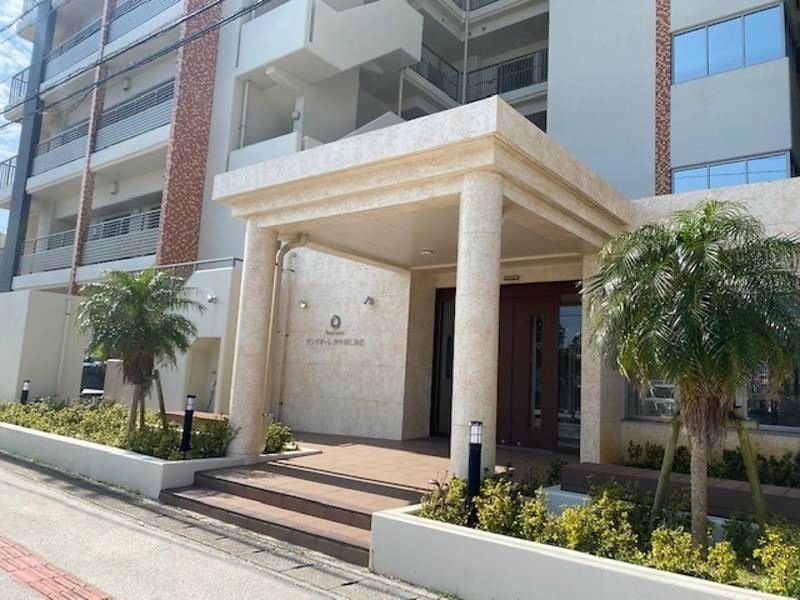 3LDK Apartment with Balcony & 4 Parking in Okinawa City - Thumbnail 2