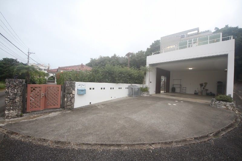 Ocean View House with Garage for Sale in Uruma, Okinawa - Thumbnail 3