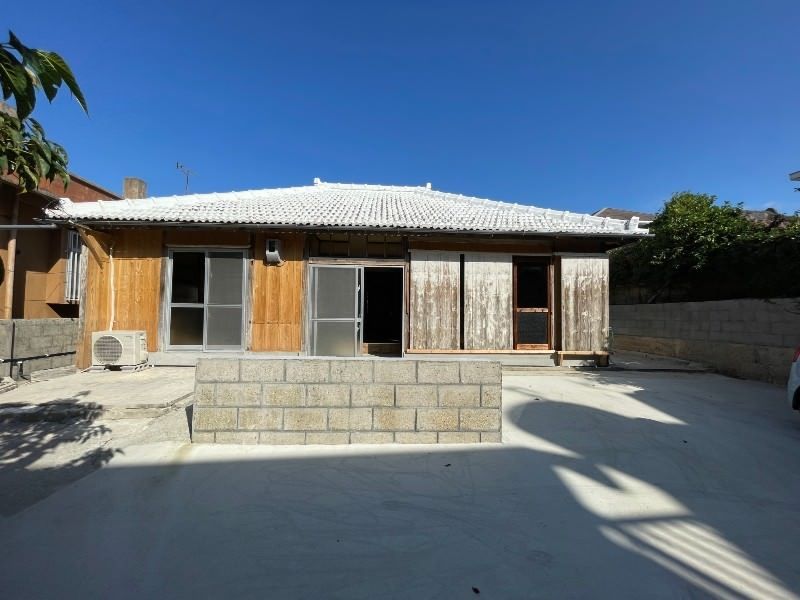 Charming Old Folk House for Rent in Itoman, Okinawa - Thumbnail 2