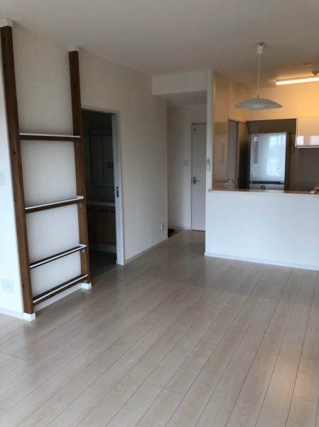 2LDK Corner Apartment in Okinawa City with 2 Parking Spaces - Thumbnail 3