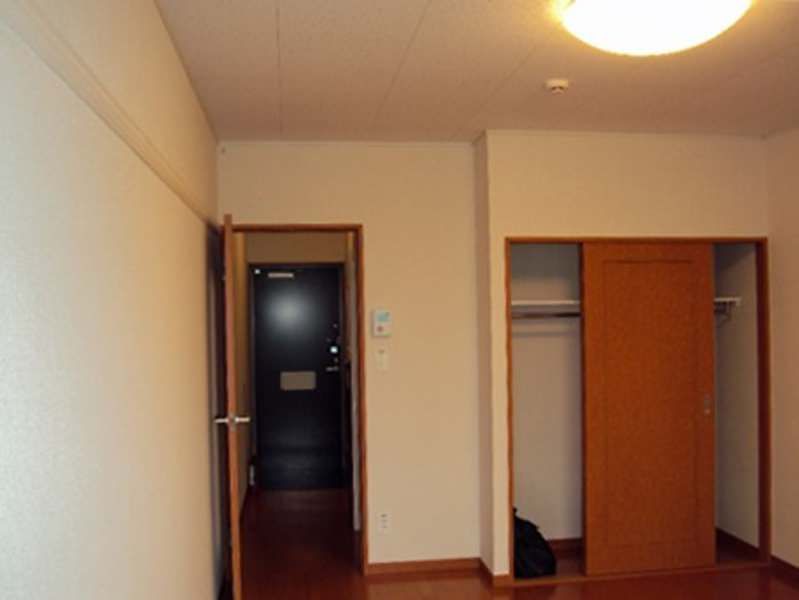 Leopalace East Wind 1K Apartment for Rent in Chatan, Okinawa - Thumbnail 4