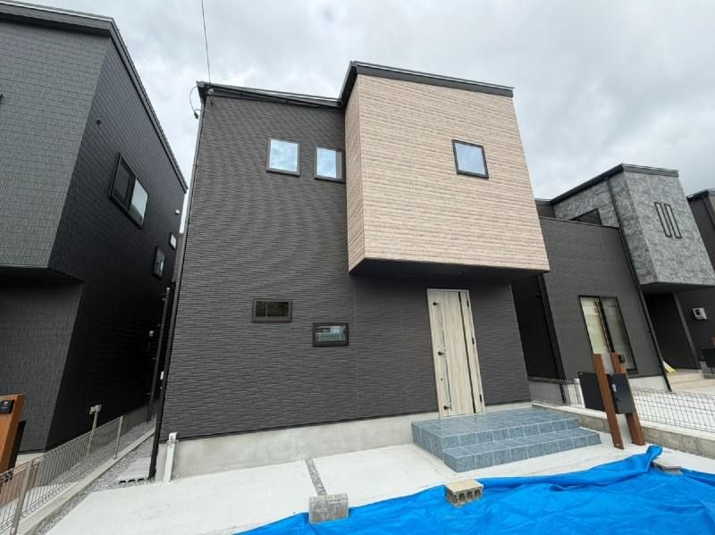 New 4LDK House in Uruma, Okinawa with Parking for 3 Cars - Thumbnail 3