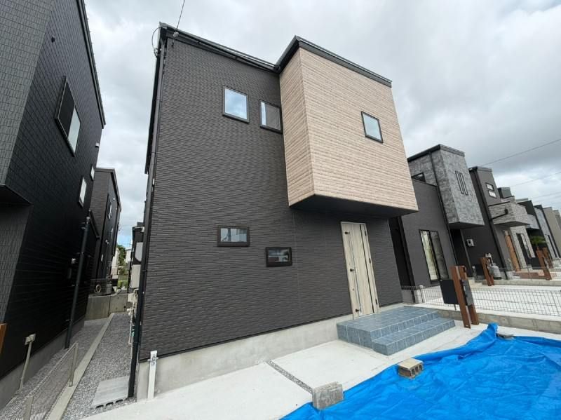 New 4LDK House in Uruma, Okinawa with Parking for 3 Cars - Thumbnail 2