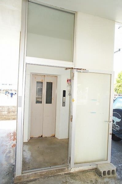 2LDK Apartment for Rent in Okinawa City with Elevator - Thumbnail 2