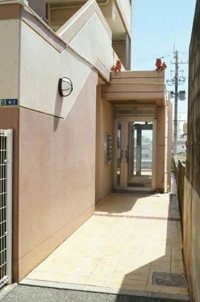 Spacious 2LDK Apartment for Rent in Okinawa City's Mihara Area - Thumbnail 3