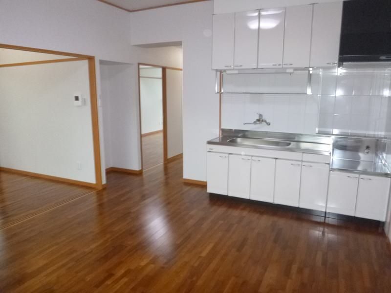 2LDK Apartment for Rent in Tomigusuku City, Okinawa - Thumbnail 4