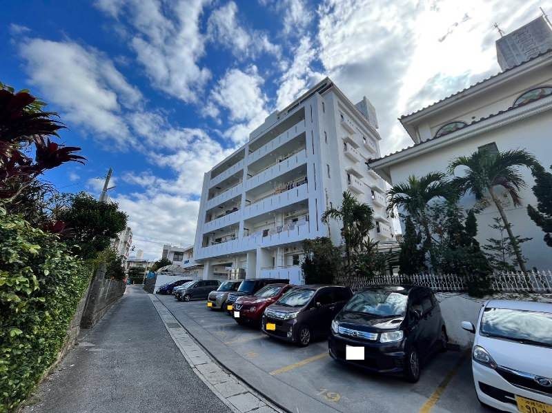 2DK Apartment for Rent in Urasoe, Okinawa - Garden White Chateau - Thumbnail 2