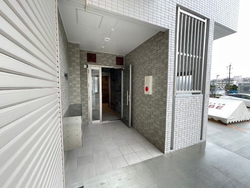 Modern 1LDK Apartment for Rent in Okinawa City, Chibana - Thumbnail 3
