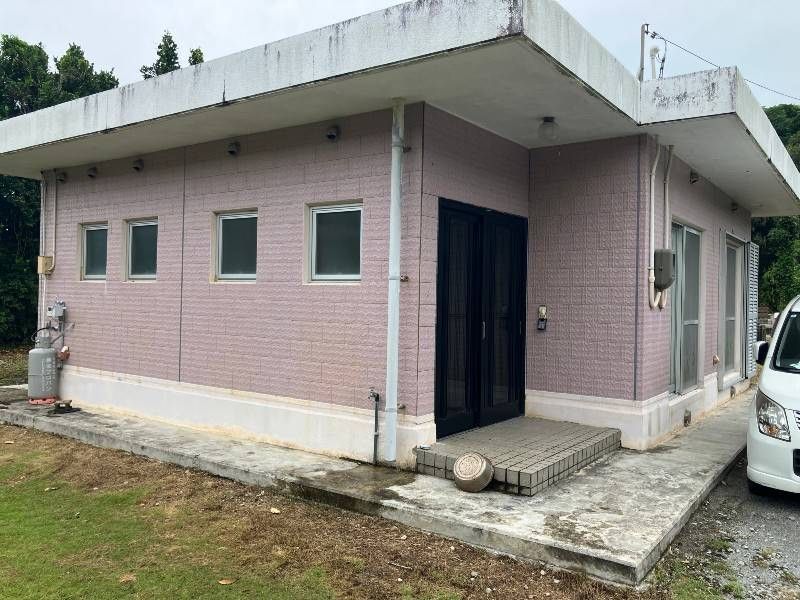 Spacious Single-Story House in Nago, Okinawa - Thumbnail 2
