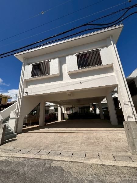 Renovated 3LDK House with 6-Car Parking in Okinawa City - Thumbnail 3