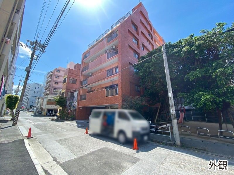 Renovated Top-Floor Apartment with Rooftop Balcony in Naha, Okinawa - Thumbnail 2
